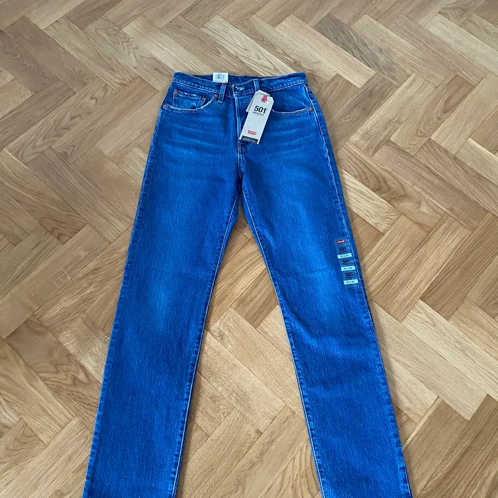 Helts nya, aldrig använda, lågmidjade, skit snygga Levis jeans. Pris kan diskuteras. Jeans & Byxor.