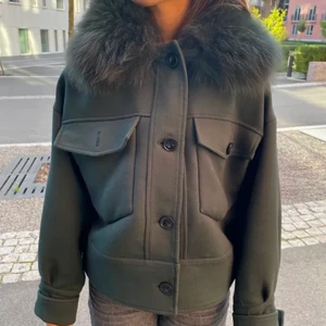 Meotine jacka - Superfin grön meotine jacka. Inprecip aldrig använd, så väldigt fint sick!!! Köptes förra vintern för 2800kr på deras hemsida 💕💕💕