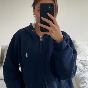 Ralph Lauren tröja - ▪️Ralph Lauren hoodie i marinblå med vita detaljer ▪️ storlek: S (herrstorlek så den blir lite oversize på mig) ▪️skick: gott skick (sparsamt använd)