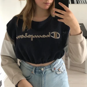 Croppad vintage Champion sweatshirt - I väldigt fint skick! Strl medium. Köpte den som en omgjord vintage tröja så den är ”one of a kind”. Använd endast enstaka gånger.