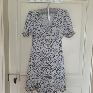 Blommig klänning - Söt klänning från NAKD