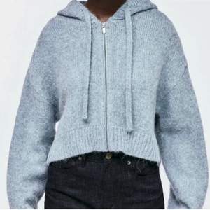 Supersnygg blå stickad hoodie från Zara. Den är i strl XS/S.