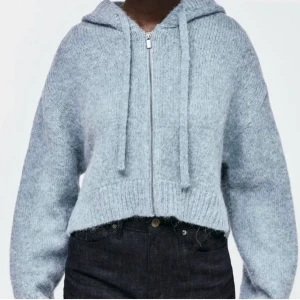 Stickad hoodie zara  - Supersnygg blå stickad hoodie från Zara. Den är i strl XS/S.