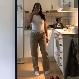 Dickies Elizaville - Säljer mina dickies i dammodellen Elizaville. Sitter mycket bättre än de ”vanliga” dickies från herravdelningen. Har storlek 27x30 i beige, svart, lika och vitt. Ifall du är intresserad av andra färger, säg till!