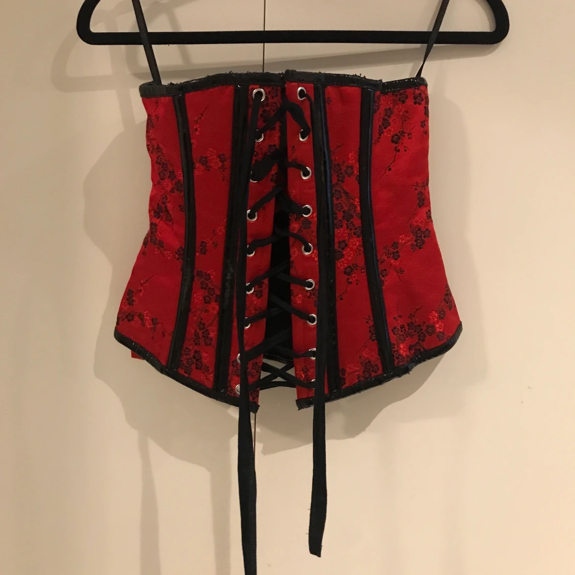 Röd/svart korsett  - 90