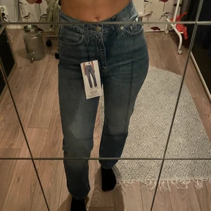 Ck Jeans - Jag säljer dessa helt nya endast testade Calvin Clein jeansen. Dom sitter perfekt på mig som har storlek 34/36. Skriv för fler frågor och bilder, pris kan diskuteras🌸🌸