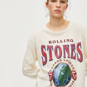 Pull and bear Rolling Stones - Vill köpa tröjan om det är någon som vill sälja. Diskutera pris och överlämning vid intresse.