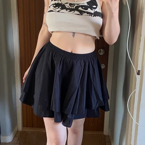 Kjol - Skitgullig puffig kjol från weekday som säljes då den inte är min stil. Helt ny med lappen kvar, köpt för 350 <3 säljer även en blåvit