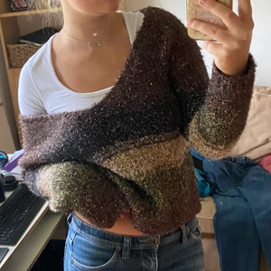 Stickad tröja - Glittrig stickad tröja med stor V-ringning. Säljer pga att jag aldrig använder den!