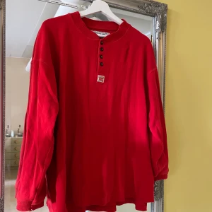 Levis tröja - Vintage levis tröja i uppskattningsvis strl. M/L. Mindre slitage i ärmarna på vardera sida (se bild 3) annars finfint skick 💖 kund betalar för frakt. 