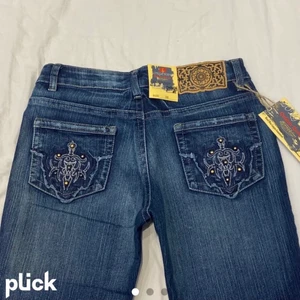 Lågmidjade jeans - Ett par skit snygga lågmidjade bootcut jeans med snygga detaljer på fickorna!! Köpta här på plick, och endast testade Midja: ca 80 cm Innerben : 82 cm  Jag är 170 och längden är perfekt!!💖 (lånade bilder) 