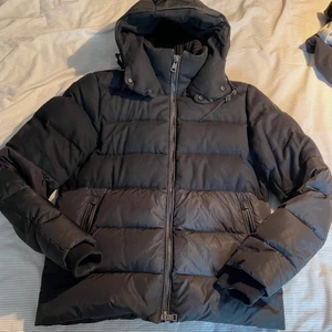 Moncler Black Label Vinterjacka - Moncler Black Label som jag använde förra vintern och inte behöver längre. Det är en storlek 3 som är ca M/L. Condition 8/10. Nypris är ca 9000kr, mitt pris 4000kr. QR kod finns. Ni står för frakt. Byte mot moncler cardigan intressant.