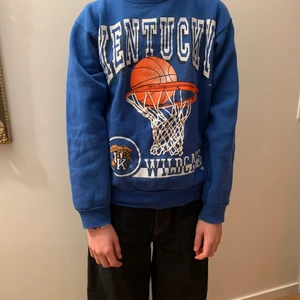 Ballaste collegetröjan - Collegetröja med basketmotiv! Modellen är en kille som vanligtvis bär storlek M (herrstorlek). Unisex, passar XS-L dam, XS-M herr.  Skriv gärna för fler bilder och vid frågor, köparen står för frakt. Pris kan diskuteras! 💕