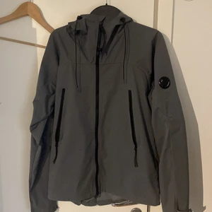 Cp company vindjacka - Fin cp company vindjacka i jätte bra kondition! Inköpt för 2 år sedan för ca 4500 hos care of carl.  Ny pris 4599 (care of carl) Storlek M och passar mig perfekt som är 186! pris kan såklart sänkas vid snabb affär! Skicka gärna ett meddelande för bilder!