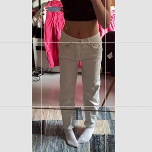 Vita mid Rise jeans - Köpt från Gina tricot!🥰 nypris 500! Mitt pris 100💓 Använt några få gånger. Storlek 32. Köparen står för frakten och tar inga returer💛 TRYCK EJ PÅ KÖP NU!!
