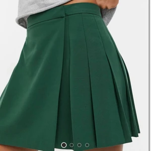 Grön plisserad minikjol -  jättefin grön kjol från och ASOS säljer då den den inte kommer till användning men as snygg passform, bra sick.