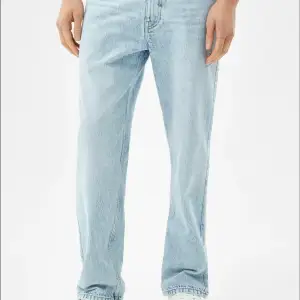 Blåa utvättade jeans de sitter baggy och dom är mid waist anväda typ 3 gånger Hitta inte exakt bild men skriv om ni är intresserade  original pris 500