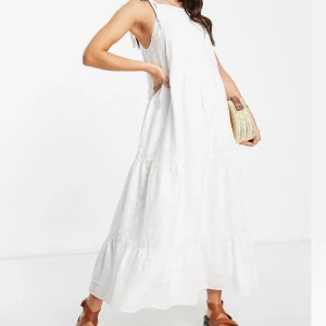 Vit sommarklänning - Jättefin maxiklänning från ASOS med knytband upptill och fint mönster. Helt ny, lappar kvar. Endast provad men kan inte skicka tillbaka längre.  Möts upp eller postar!