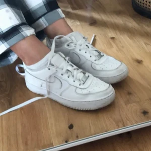 Nike af1 - Dem är för stora för mig tyvär dem är 38,5 jag har 37,5, stör mig på att de stora så använder ej. Köpte för 1000kr på jd 2021. Pris kan diskuteras möts bara på alla mina inlägg, kan va dålig på svara så skriv bara gärna flera gånger  