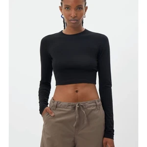 Två långärmade tröjor från Weekday - Tröjorna är oanvända då de var för små för mig. Säljer för 150kr tsm, alltså halva priset. Köparen står för frakten:))