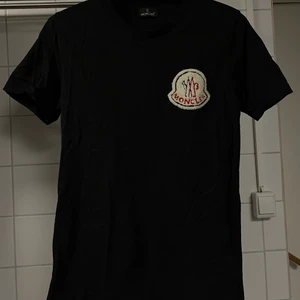 Moncler  - Moncler T shirt storlek M. Knappt använd då den är för liten. Passar S. Osäker på äkthet då det var en gåva.
