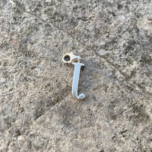 Äkta silver berlock från Thomas sabo - Thomas sabo berlock med ett j (Äkta silver med stämpel ”925”) Nypris 299kr!