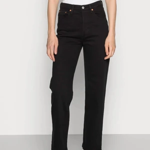Levis Ribcage straight ankle - Säljer mina Levis Ribcage straight ankle jeans i svart, använd fåtal gånger och är i nyskick! Superfina men tröttnat nu och ute efter andra.