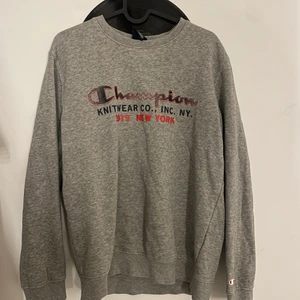 Champion  - Säljer denna tjocktröjan då de inte är min klädstil längre och bara tar plats💓