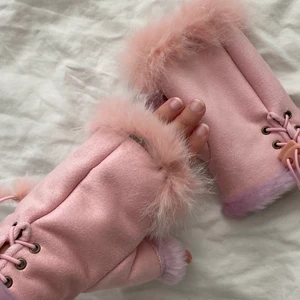 Handvärmare  - Jättesöta handskar/handvärmare. Med äkta päls. Jättemjuka och sköna 🌸
