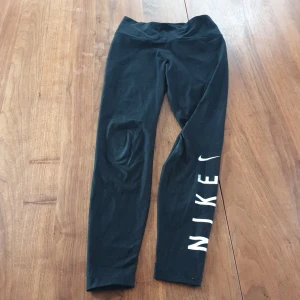 Nike tights - Svarta Nike träningstights, anvönda men hela och i gott skick.
