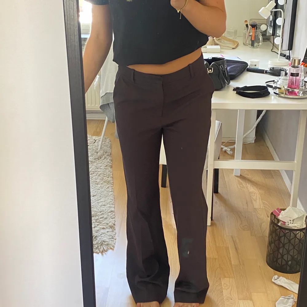 Supersnygga bruna kostymbyxor från Lindex i modellen Fiona. Lågmidjade och nästan lite långa på mig som är cirka 173. . Jeans & Byxor.