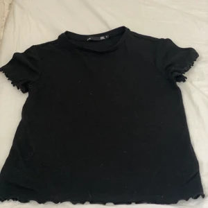 Volang tröja  - Svart t shirt med små volanger på!