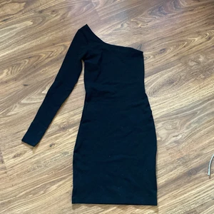 Svart klänning - En svart klänning i storlek xxs från nakd