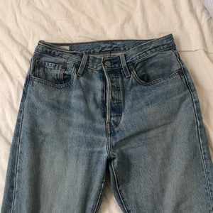Levi’s 501  - Levi’s 501 slim, storlek 29:30, lätt slitna på innerlåret 
