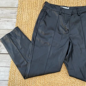 Skinnbyxor - Skinnbyxor i lite bagie modell från nakd! Supersnygga byxor i fakeläder men säljer då de ej passar mig längre! 200 kr eller bud, köparen står för frakten!💞