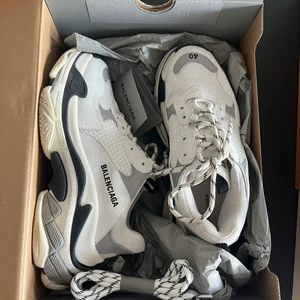 Balenciaga skor  - Super snygga och fräscha skor från balenciaga. Använda ett fåtal gånger. Bra skick! Skriv vid intresse om mer frågor. Box och ett par extra snören ingår i köpet. Köpta i balenciaga i NK Stockholm för ca 2 år sedan för 8700kr. Pris kan diskuteras!