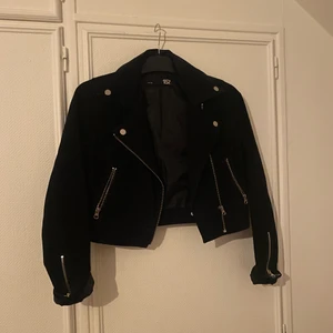 läderjacka - jacka i läder från lager 157, köpt för många år sen & har tyvärr aldrig använt den så den har inga fläckar eller liknande.