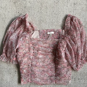 Blommig topp - En blommig topp/blus väldigt somrig men väldigt fin!!🌸