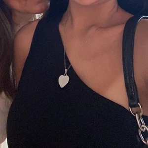 Linne - Linne med bara ett band som är super fin och ändast använt 1 gång. Den kostar igentligen 240kr