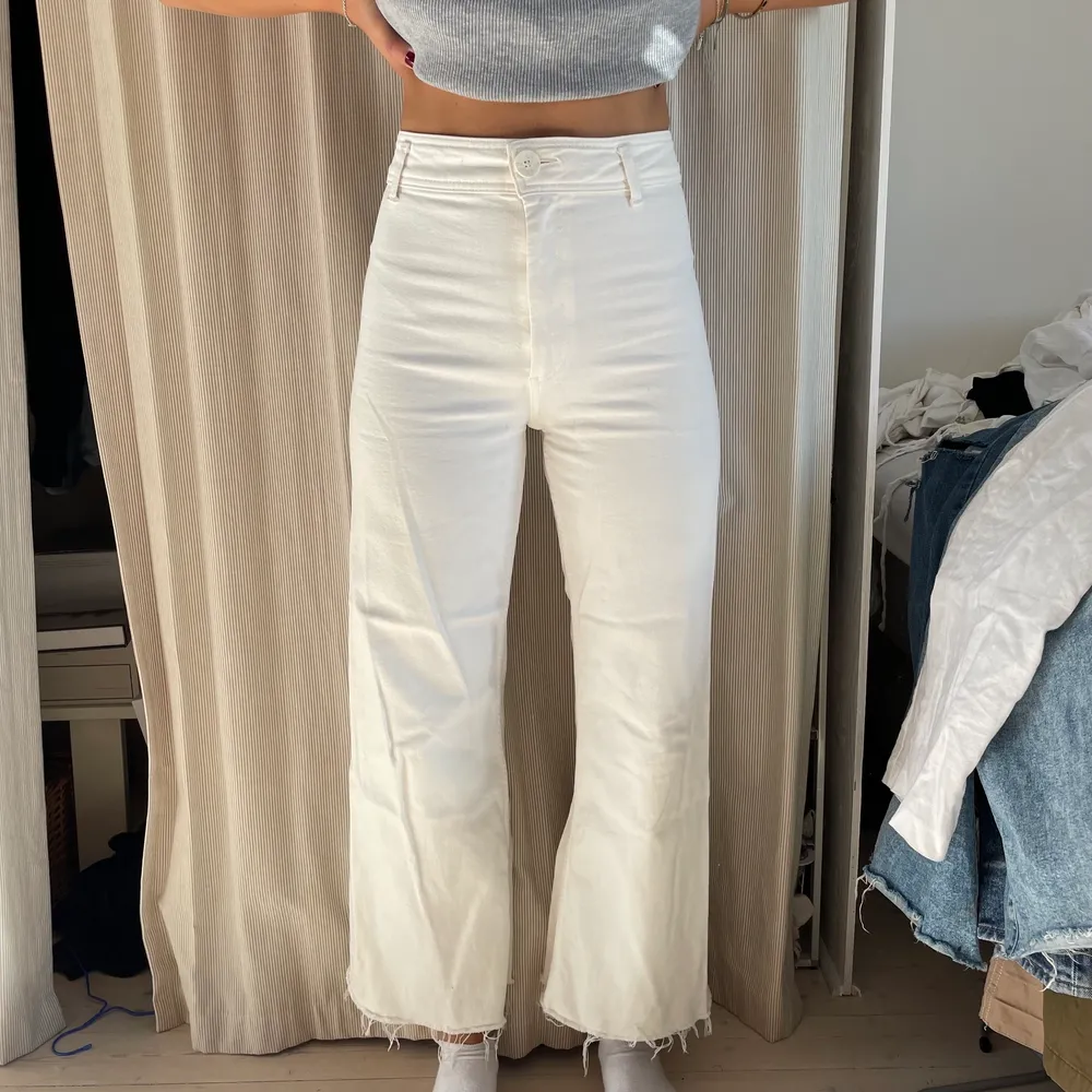 Goaste vita jeansen från zara! . Jeans & Byxor.