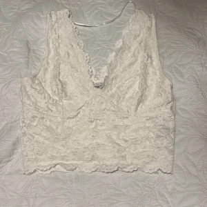 Spets topp - Storlek L men liten så passar M 