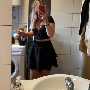 Volang kjol  - Säljer min fina svarta volangkjol då den inte kommer till användning mer. Sparsamt använd och i fint skick! TRYCK INTE PÅ KÖP NU💓