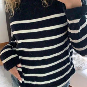 Tröja från Hampton Rebublic  - Randig tröja i fint skick. Säljer då den inte kommer till användning. Priset går att diskuteras, köparen står för frakten💕