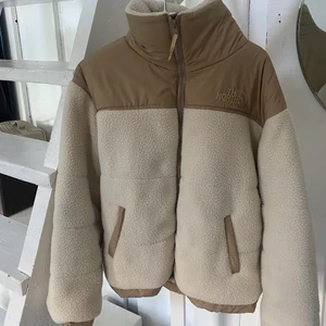 The north face sherpa nuptse jacket - Intressekoll på denna north face vinterjacka säljer inte för under 3000kr. Är i jättebra skick. Köp inte dirrekt
