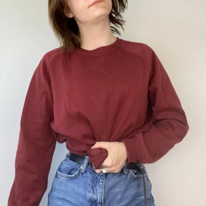 Höströd myströja  - Simpel och väldigt skön långärmad tröja, som i nyskick. Knyt den med ett gummiband eller ha den som den är. Jättemysig till hösten!  Köpare står för frakt. Kan mötas, tar Swish eller direktbetalning i appen om du väljer att frakta🥰