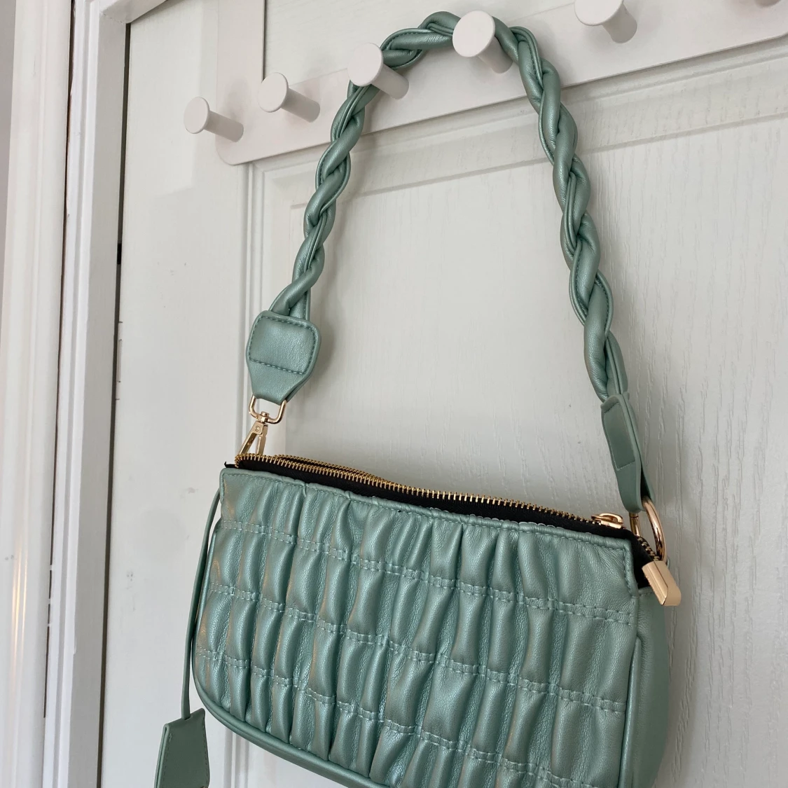 Glitterfärgad ljusgrön axelremsväska 