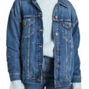 Jeansjacka - Väldigt bra skick,säljer pg av att jag aldrig använder jag kan nästan ta vad som helst för jeansjackan,byte går bra,skriv privat om du är intresserad elr känner att du vill betala mindre,jag köpte för 449,köparen betalar frakt