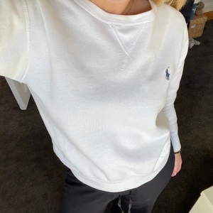 Ralph lauren tröja  - Mysig långärmad tröja. Välanvänd, väldigt nopprig på insidan men gör inget om man har en t-shirt under. Strl S
