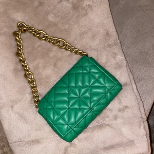 Väska  - Super fin bottega liknande väska från Zara💕 Jätte bra skick då den inte kommit till så mycket användning