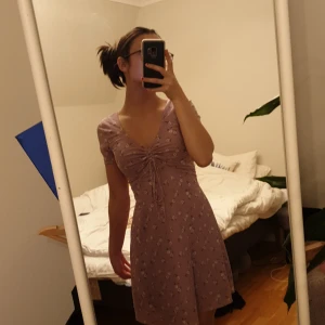 Blommig klänning  - Klänning ifrån Hollister andvänd endeast 4 gånger, storlek xs/3r